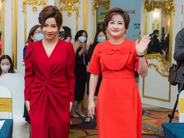 Diva Mỹ Linh cùng chủ tịch Hòa Bình Group tiến vào buổi lễ công bố đại sứ thương hiệu Edally 2022